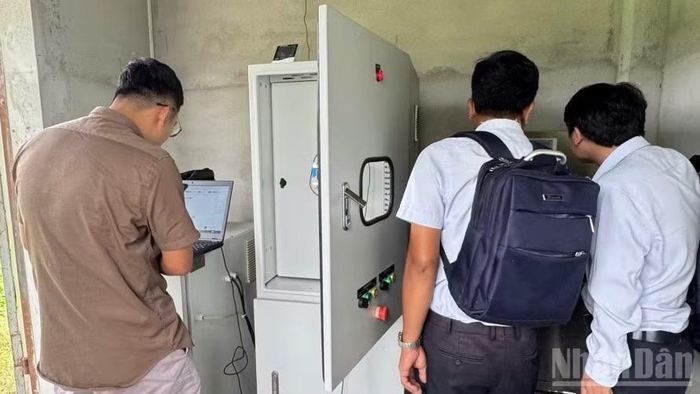Đoàn công tác của Sở Nông nghiệp và Môi trường Tây Ninh kiểm tra các thông số tại trạm quan trắc tự động của doanh nghiệp.