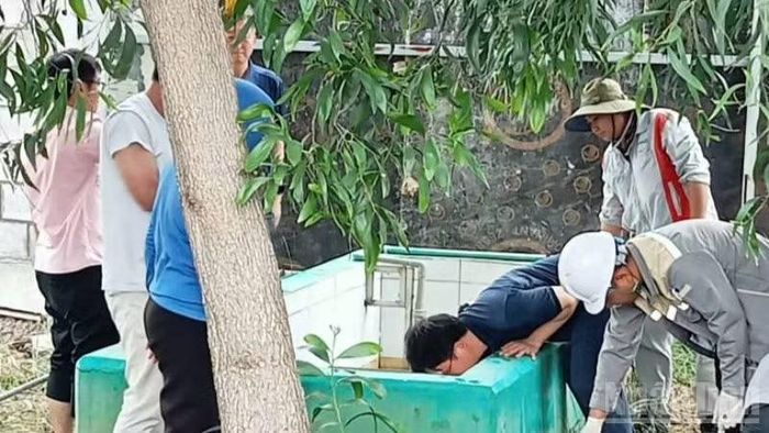 Lực lượng chức năng lấy mẫu xác minh thực tế tại khu vực xả nước thải của doanh nghiệp.