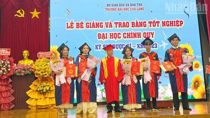 Phó Giáo sư, Tiến sĩ Lương Minh Cừ, Hiệu trưởng Trường đại học Cửu Long trao bằng tốt nghiệp cho những cử nhân đạt loại xuất sắc. (Ảnh: BÁ DŨNG)