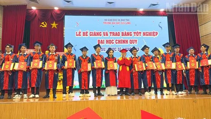 Phó Giáo sư, Tiến sĩ Lương Minh Cừ, Hiệu trưởng Trường đại học Cửu Long trao bằng tốt nghiệp cho những cử nhân đạt loại giỏi. (Ảnh: BÁ DŨNG)