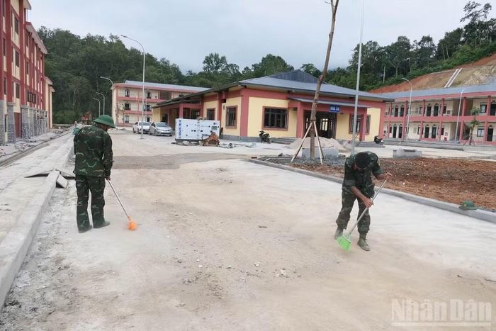 Lực lượng quân đội được huy động để hỗ trợ đơn vị thi công trong nhiều phần việc.