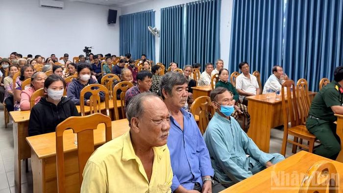 Ngư dân tham dự buổi tuyên truyền IUU.