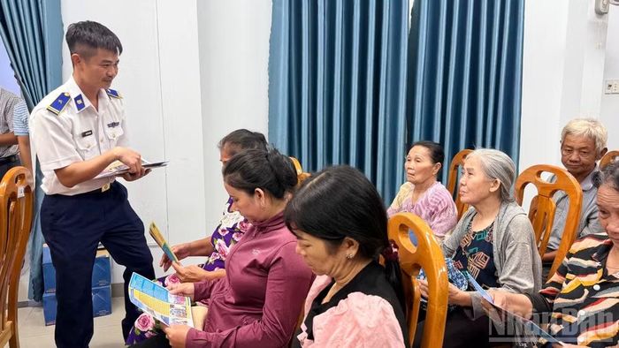 Lực lượng kiểm ngư tuyên truyền đến từng người dân.