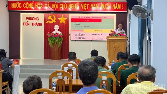 Chi đội Kiểm ngư số 4 tuyên truyền IUU cho ngư dân.
