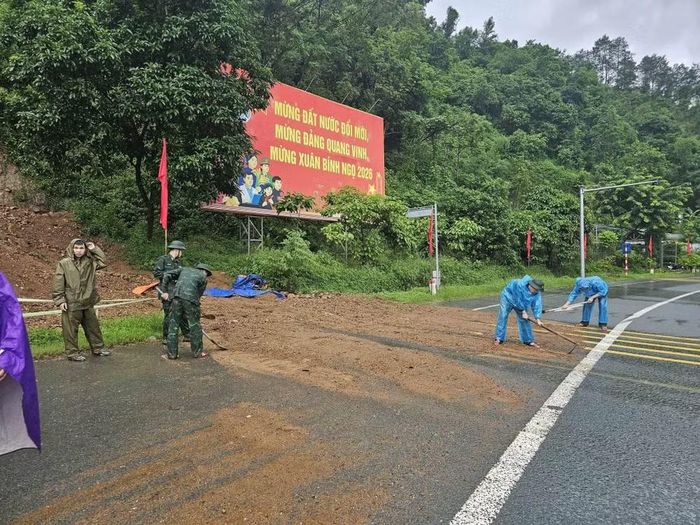 Cán bộ chiến sĩ Đồn Biên phòng cửa khẩu quốc tế Hữu Nghị tham gia dọn dẹp điểm sạt lở trên tuyến Quốc lộ 1. (Ảnh: Biên phòng Lạng Sơn cung cấp)