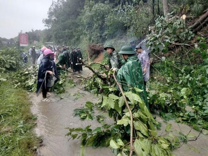 Chiến sĩ Đồn Biên phòng cửa khẩu Hữu Nghị tham gia khắc phục hậu quả tại các điểm sạt lở trên khu vực biên giới. (Ảnh: Biên phòng Lạng Sơn cung cấp)