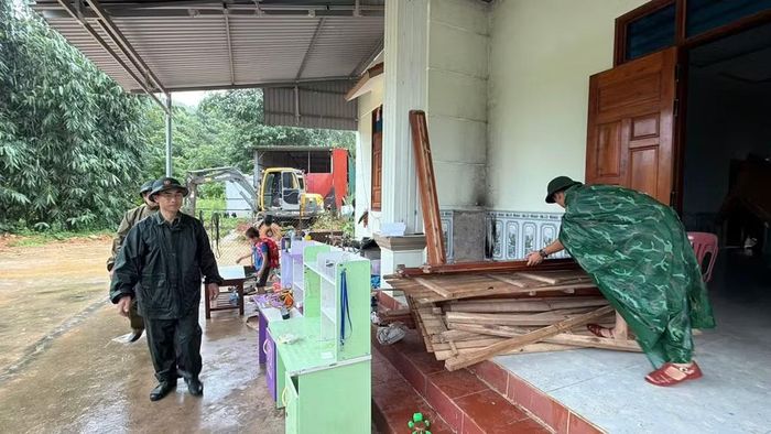 Cán bộ chiến sĩ Đồn Biên phòng cửa khẩu Chi Ma tổ chức hỗ trợ nhân dân di dời tài sản. (Ảnh: Biên phòng Lạng Sơn cung cấp)