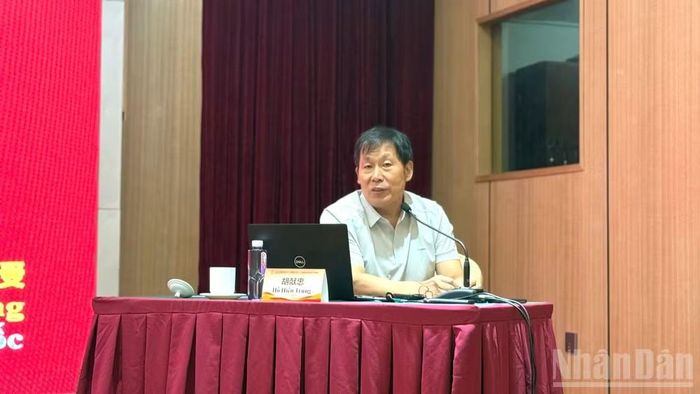 Ông Hồ Hiến Trung, Giáo sư Trường Đoàn Trung ương, Giám đốc Bảo tàng Lịch sử và Lưu trữ Phong trào Thanh niên Trung ương Đoàn Trung Quốc trình bày báo cáo chuyên đề "Hồ Chí Minh tại Trung Quốc". (Ảnh: HỮU HƯNG)