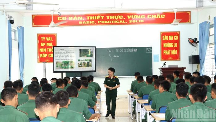 Học viên Trường Sĩ quan Lục quân 2 trong giờ học lý thuyết. (Ảnh: THIÊN VƯƠNG)