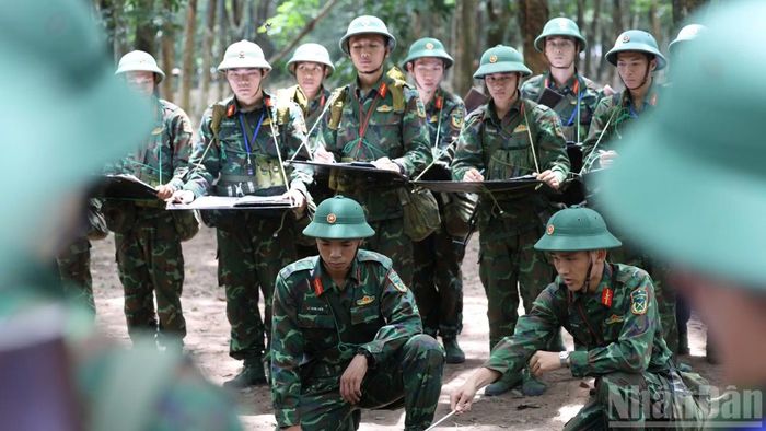 Học viên huấn luyện chiến thuật trên sa bàn. (Ảnh: THIÊN VƯƠNG)