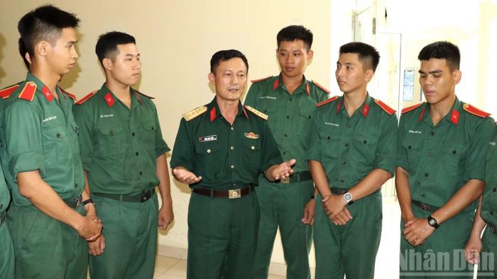 Đại tá, Phó Giáo sư, Tiến sĩ Đồng Ngọc Châu, Bí thư Đảng ủy, Phó Chủ nhiệm Khoa Công tác Đảng, Công tác Chính trị, Trường Sĩ quan Lục quân 2 với học viên nhà trường trong giờ giải lao. (Ảnh: THIÊN VƯƠNG)