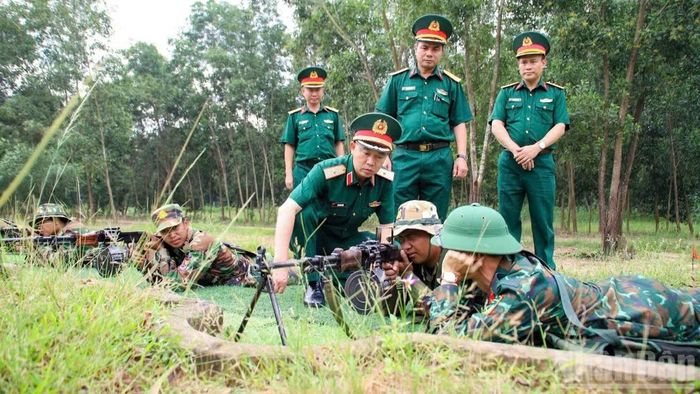 Thiếu tướng, Giáo sư, Tiến sĩ, Nhà giáo Nhân dân Vũ Thanh Hiệp, Phó Hiệu trưởng Trường Sĩ quan Lục quân 2 kiểm tra, động viên học viên Quân đội Hoàng gia Campuchia trong tuần đầu ra quân huấn luyện tháng 9/2025. (Ảnh: NGỌC DŨNG)