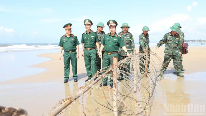 Thủ trưởng Ban Giám hiệu Nhà trường kiểm tra công tác chuẩn bị huấn luyện phòng ngự bờ biển. (Ảnh: NGỌC DŨNG)
