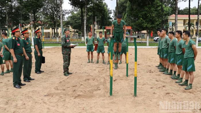 Học viên học văn bằng hai trong giờ học môn thể thao. (Ảnh: THIÊN VƯƠNG)