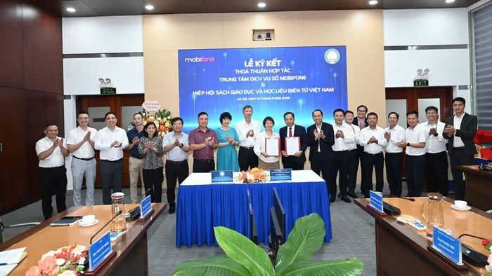 Đại biểu các đơn vị tham gia lễ ký kết. (Ảnh: ĐÌNH ANH)