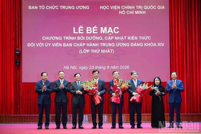 Ban cán sự lớp học tặng hoa và chụp ảnh lưu niệm với Ban chỉ đạo Chương trình bồi dưỡng, cập nhật kiến thức đối với Ủy viên Ban Chấp hành Trung ương Đảng khóa XIV (Lớp thứ nhất). (Ảnh: BẢO LONG)