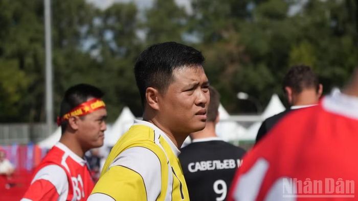 Anh Lương Văn Dương theo dõi trận đấu. (Ảnh: THANH THỂ)