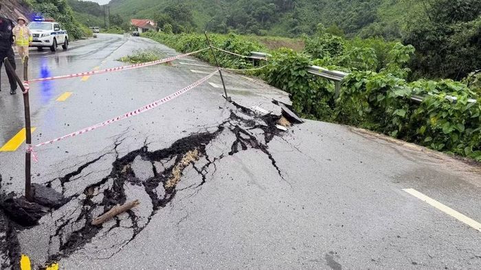 Tuyến Quốc lộ 4B xuất hiện các điểm sụt lún khiến các phương tiện có tải trọng lớn không thể di chuyển. (Ảnh: Sở Xây dựng Lạng Sơn cung cấp)