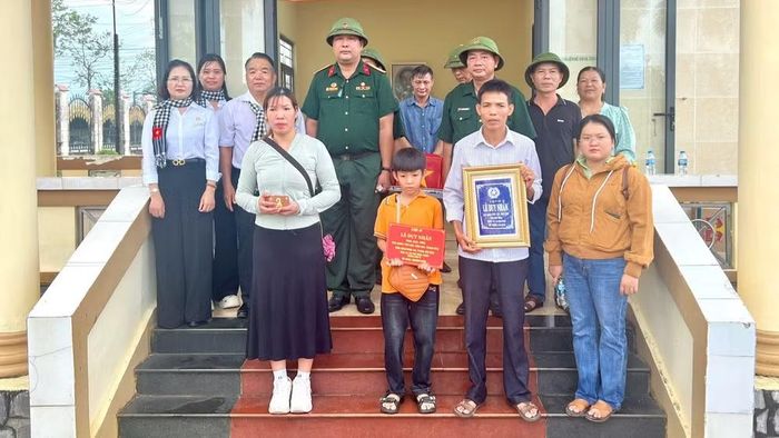 Thân nhân liệt sĩ Lê Duy Nhẫn trong ngày đưa liệt sĩ về quê hương.