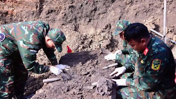 Công tác tìm kiếm, quy tập hài cốt liệt sĩ được thực hiện cẩn trọng, tỉ mỉ.