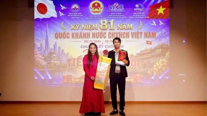 Đại diện Ban tổ chức trao giải Nhất cho thí sinh Hoàng Văn Hòa (đến từ Osaka). (Ảnh: Ban tổ chức cung cấp)