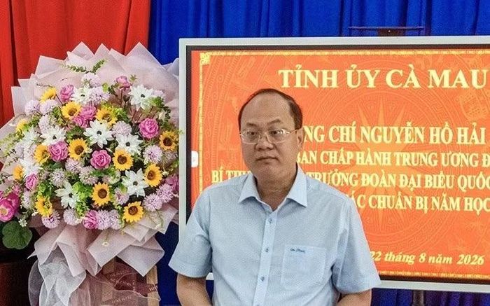 Đồng chí Nguyễn Hồ Hải, Bí thư Tỉnh ủy Cà Mau phát biểu ý kiến tại buổi làm việc với lãnh đạo Đảng ủy, Ủy ban nhân xã Hòa Bình. (Nguồn ảnh: Lãnh đạo xã cung cấp)