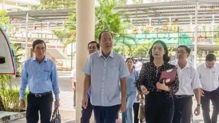 Đồng chí Nguyễn Hồ Hải, Ủy viên Trung ương Đảng, Bí thư Tỉnh ủy Cà Mau kiểm tra, chỉ đạo công tác chuẩn bị năm học mới tại một số trường ở xã Hòa Bình. (Ảnh: Lãnh đạo xã cung cấp)