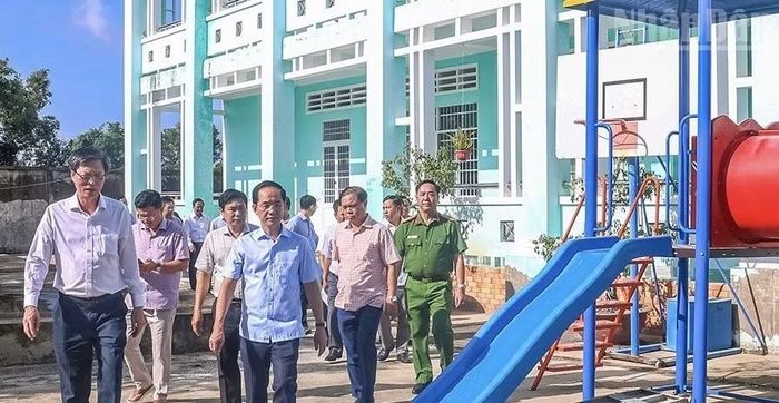 Đồng chí Hồ Thanh Thủy (áo xanh đeo kính) Phó Bí thư Tỉnh ủy Cà Mau kiểm tra công tác chuẩn bị năm học mới tại Gành Hào, một xã vùng xa, vùng ven biển của tỉnh. (Nguồn ảnh: Lãnh đạo xã cung cấp).