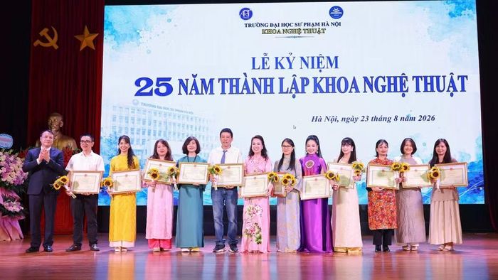 Khen thưởng các cá nhân có nhiều đóng góp của Khoa Nghệ thuật. (Ảnh: TÙNG LEE)