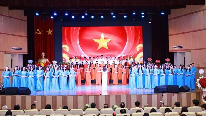 Một tiết mục nghệ thuật chào mừng Lễ kỷ niệm. (Ảnh: TÙNG LEE)