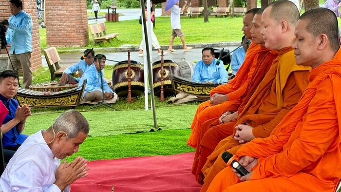 Phật tử đảnh lễ các vị chư tăng. (Ảnh: Ban tổ chức)