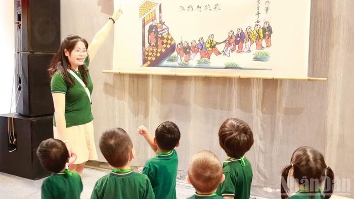 Trẻ em khám phá nét đẹp văn hóa truyền thống trong mùa Trung thu tại Phố cổ Hà Nội. (Ảnh: GIANG NAM)