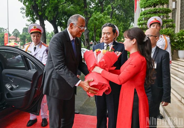 Nhân viên Văn phòng Quốc hội Quốc hội tặng hoa chào mừng Chủ tịch Quốc hội Bờ Biển Ngà Patrick Achi. (Ảnh: DUY LINH)