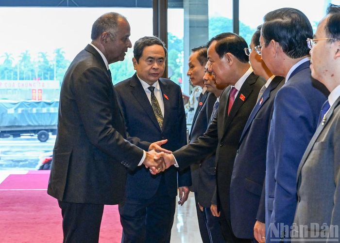 Chủ tịch Quốc hội Trần Thanh Mẫn giới thiệu với Chủ tịch Quốc hội Bờ Biển Ngà Patrick Achi các đại biểu Việt Nam dự lễ đón. (Ảnh: DUY LINH)