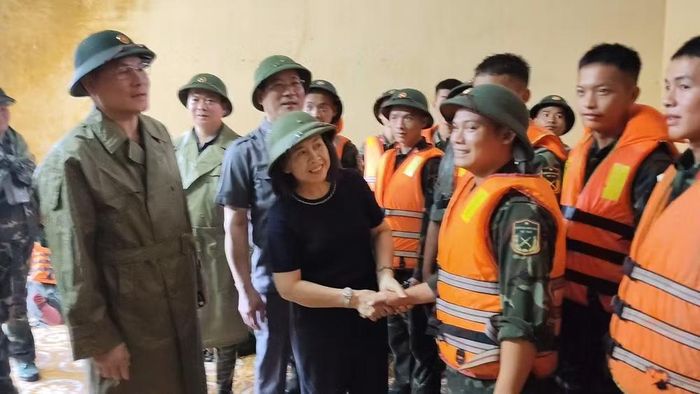 Lãnh đạo Tỉnh ủy Lạng Sơn thăm hỏi động viên cán bộ chiến sĩ Trung đoàn 141, Sư đoàn 3, Quân khu 1 tham gia hỗ trợ. (Ảnh: Hoàng Huấn)