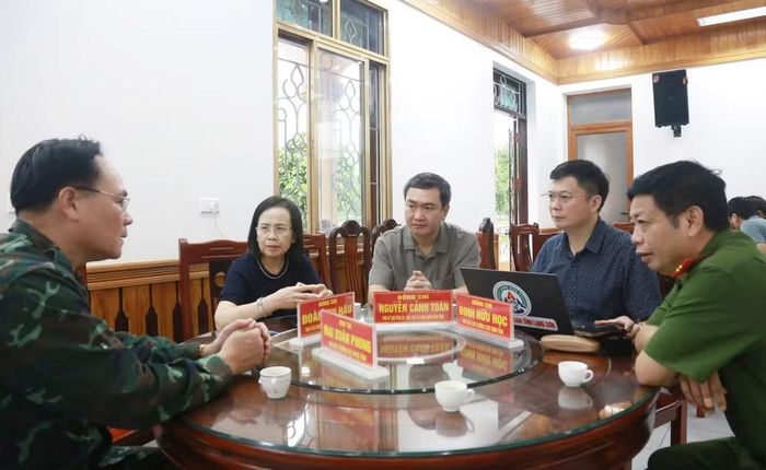 Lãnh đạo tỉnh Lạng Sơn trao đổi với lãnh đạo Bộ chỉ huy quân sự và Công an tỉnh. (Ảnh: Hoàng Huấn)