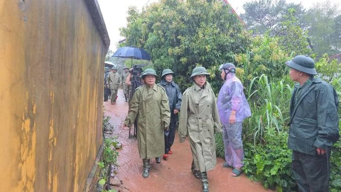 Đồng chí Trần Thanh Nhàn, Tỉnh ủy viên, Phó Chủ tịch Ủy ban nhân dân tỉnh Lạng Sơn kiểm tra tại xã Mẫu Sơn. (Ảnh: Xã Mẫu Sơn cung cấp)