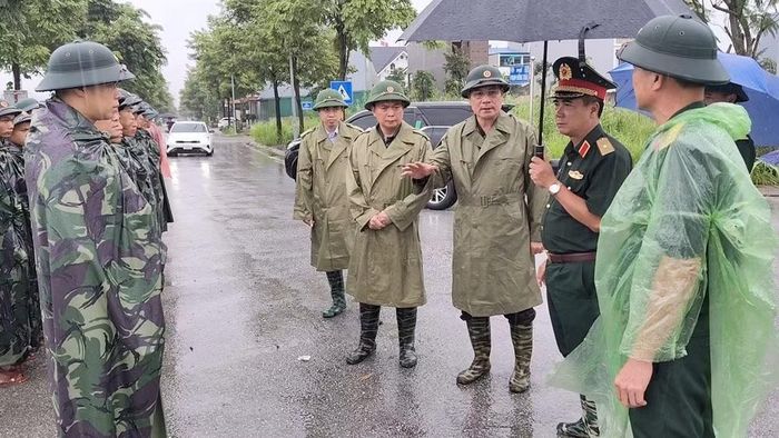Lãnh đạo tỉnh Lạng Sơn trực tiếp kiểm tra các đơn vị bộ đội ứng trực đối phó với diễn biến xấu của thời tiết. (Ảnh: Dương Nguyên)