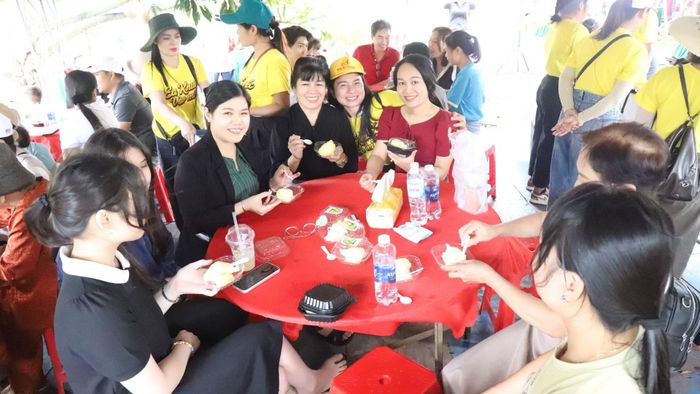 Đến với phiên livestream, du khách còn được thưởng thức những múi sầu riêng thơm ngon nhất của xã Ea Knuếc. (Ảnh: Nguyễn Công Lý)