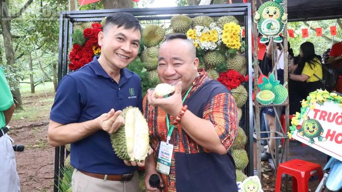 Các vị khách phương xa rất hào hứng khi đến với sầu riêng Ea Knuếc. (Ảnh: Nguyễn Công Lý)