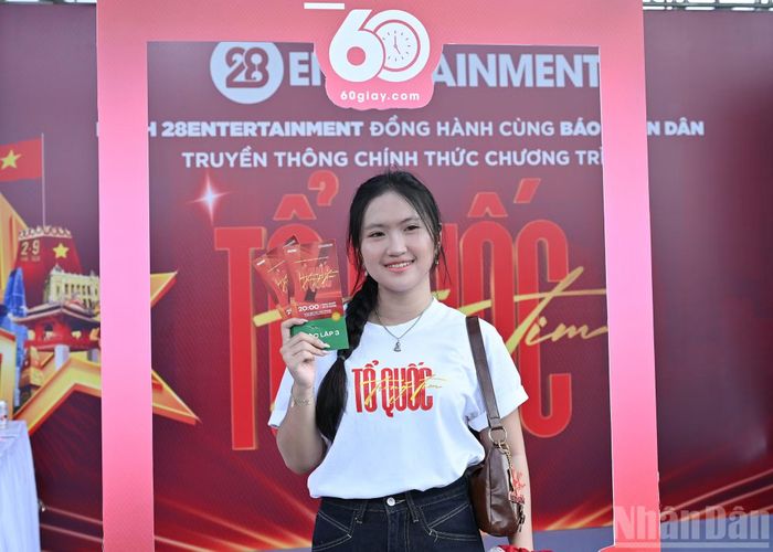  Với thông điệp “Tổ quốc chẳng ở đâu xa, Tổ quốc là ở trong tim mỗi người”, chương trình nghệ thuật chính luận “Tổ quốc trong tim” tiếp tục lan tỏa tinh thần “Concert Quốc gia” của lòng yêu nước, kết nối các thế hệ bằng những câu chuyện về lịch sử, văn hóa và con người Việt Nam. 
