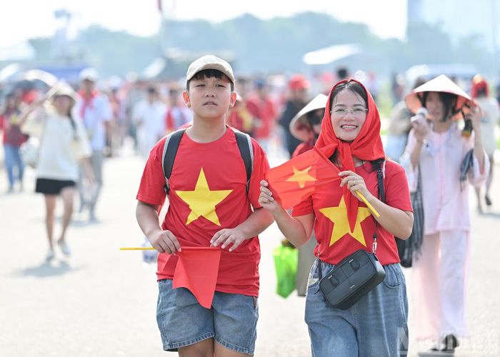 Sắc cờ đỏ sao vàng được nhiều khán giả lựa chọn đến với chương trình.