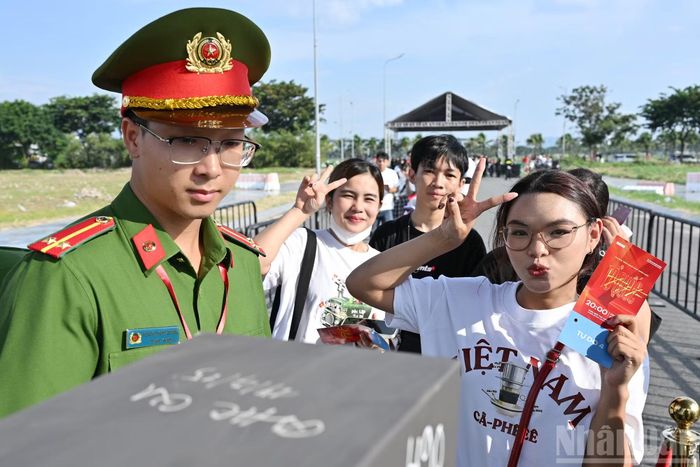 Không khí háo hức của các bạn trẻ ngay từ điểm kiểm soát an ninh.