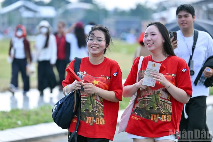 Đến với chương trình "Tổ quốc trong tim" năm nay, khán giả sẽ được tận hưởng những giá trị đã tạo nên dấu ấn của chương trình, đồng thời được trải nghiệm về quy mô, nghệ thuật sân khấu và công nghệ trình diễn.