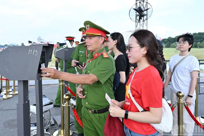 Công tác kiểm soát an ninh được lực lượng chức năng tiến hành thuận lợi, nhanh chóng.