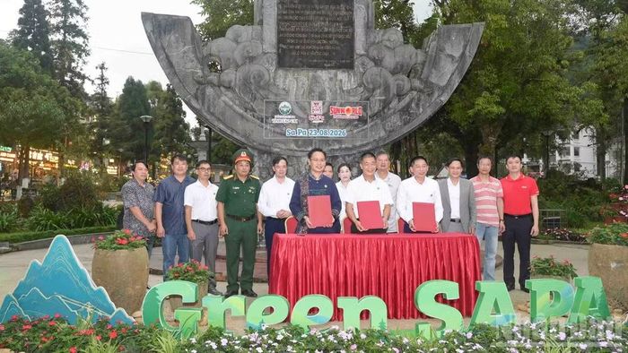 Các đơn vị ký kết biên bản ghi nhớ hợp tác triển khai “Green Sa Pa”. (Ảnh: CÔNG HẢI)