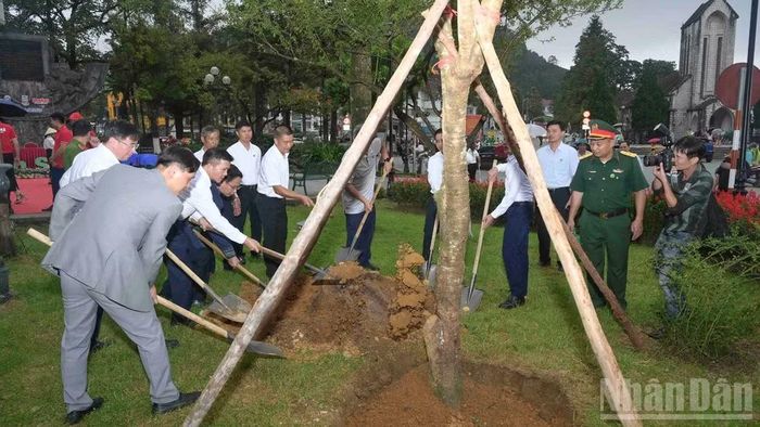 Các đại biểu thực hiện trồng cây xanh, mở đầu cho những hoạt động cụ thể của chương trình “Green Sa Pa”. (Ảnh: CÔNG HẢI)