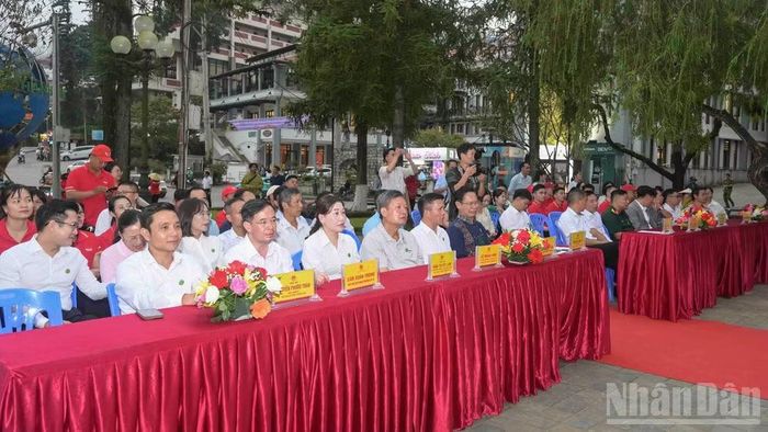 Các đại biểu tham dự Lễ khởi động chương trình “Green Sa Pa”, gắn với thực hiện Đề án “Sa Pa Sạch”. (Ảnh: CÔNG HẢI)