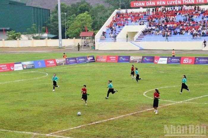 Các đội nữ thi đấu trên sân vận động Nghĩa Lộ.