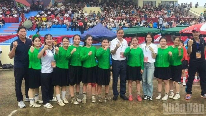 Đội bóng nữ chủ nhà Lâm Thượng cùng ông Mai Đức Chung, cựu huấn luyện viên đội tuyển bóng đá nữ Việt Nam sau trận thắng. (Ảnh: THANH SƠN)